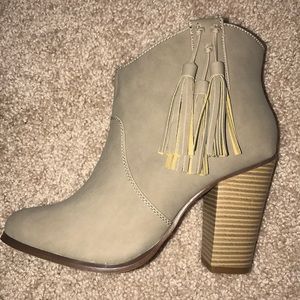 Cute Ankle Boots with Tassel